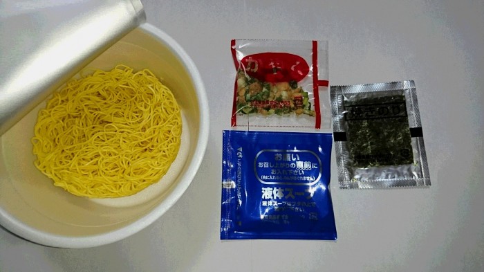 【コンビニ新商品・カップ麺】　日清　麺職人　香る鴨だし中華そば 　の巻の写真2