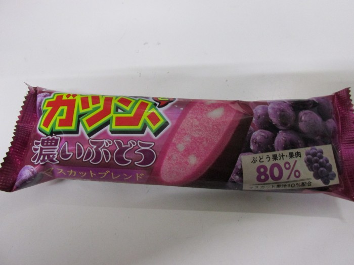 【コンビニ新商品・アイス】 赤城 ガツン、と濃いぶどう の巻の写真1