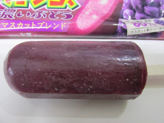 【コンビニ新商品・アイス】 赤城 ガツン、と濃いぶどう の巻の写真3