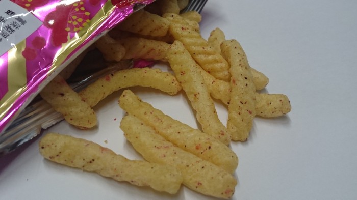 【コンビニ新商品・お菓子】 カルビー かっぱえびせん 紀州の梅 の巻の写真4