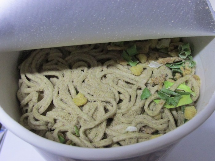 【コンビニ新商品・カップ麺】 エースコック 厚切太麺 濃いつゆ肉そば の巻の写真3