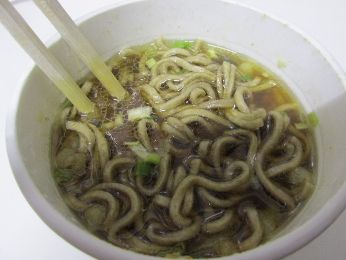 【コンビニ新商品・カップ麺】 エースコック 厚切太麺 濃いつゆ肉そば の巻の写真4