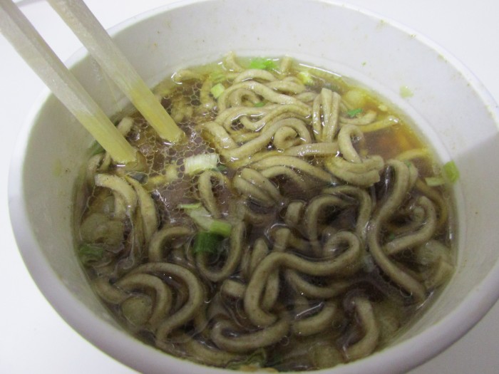 【コンビニ新商品・カップ麺】　エースコック　厚切太麺　濃いつゆ肉そば　の巻の写真4