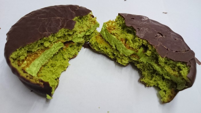 【コンビニ新商品・お菓子】ロッテ チョコパイ 贅沢抹茶 1個入り の巻の写真4