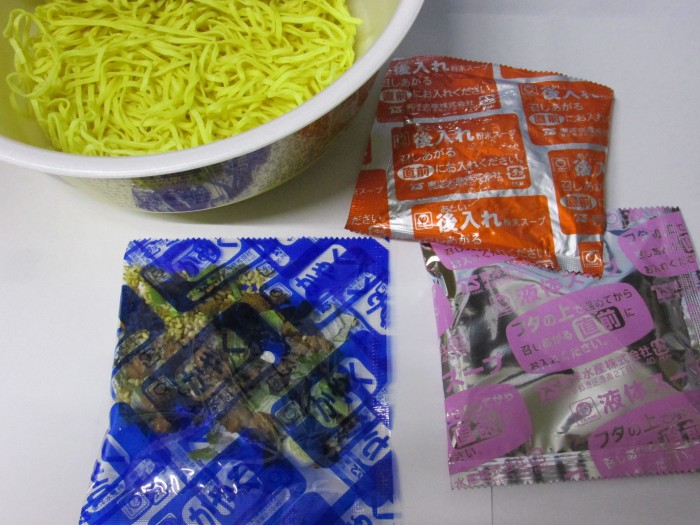 【コンビニ新商品・カップ麺】　マルちゃん　正麺カップ　うま辛担々麺　の巻の写真3