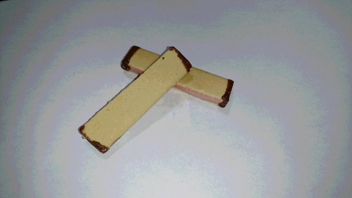 【コンビニ新商品・お菓子】 明治 ホルン クリーミーストロベリー の巻の写真4
