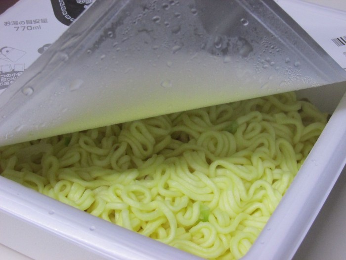 【コンビニ新商品・カップ麺】 明星 ぶぶか 辛みそ 油そば の巻の写真3