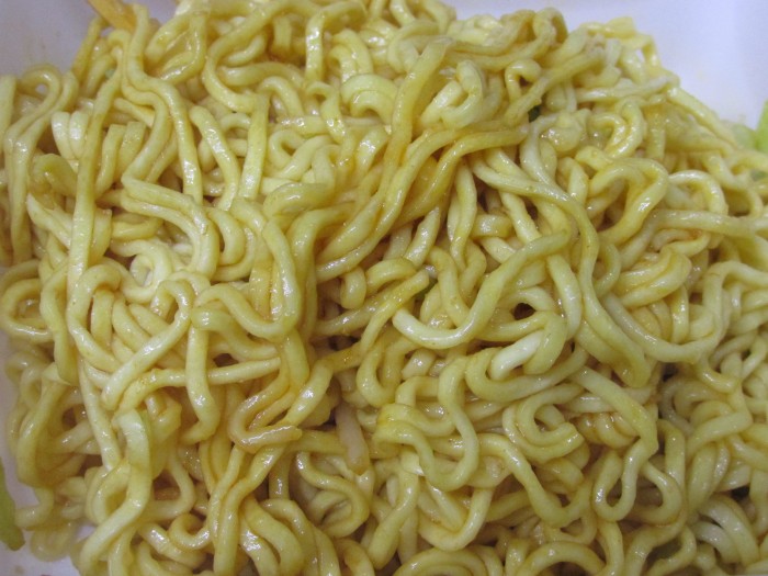 【コンビニ新商品・カップ麺】 明星 ぶぶか 辛みそ 油そば の巻の写真5
