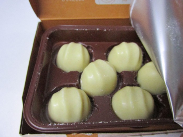 【コンビニ新商品・お菓子】 明治 マカダミア ホワイトキャラメル の巻の写真4