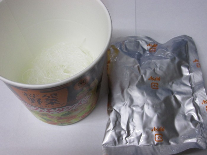 【コンビニ新商品・カップスープ】　アサヒ　おどろき野菜　海老味噌タンメン　の巻の写真3
