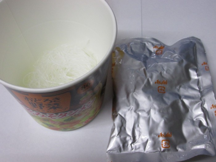 【コンビニ新商品・カップスープ】 アサヒ おどろき野菜 海老味噌タンメン の巻の写真3