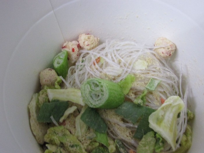 【コンビニ新商品・カップスープ】 アサヒ おどろき野菜 海老味噌タンメン の巻の写真4