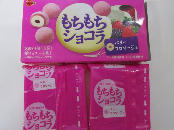 【コンビニ新用品・お菓子】 ブルボン もちもちショコラ ベリーフロマージュ の巻の写真3
