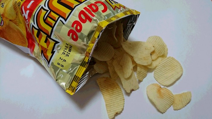 【コンビニ新商品・お菓子】 カルビー ポテリッチ クアトロチーズ の巻の写真4