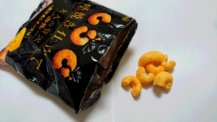 【コンビニ新商品・お菓子】 明治 大人の贅沢カール 濃厚炙りチーズ味 の巻の写真4