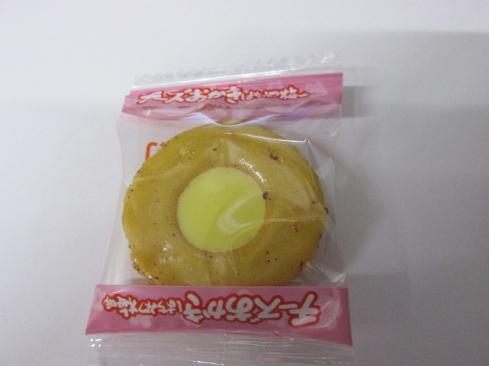 【コンビニ新商品・お菓子】 ブルボン チーズおかき はちみつ梅味 の巻の写真3