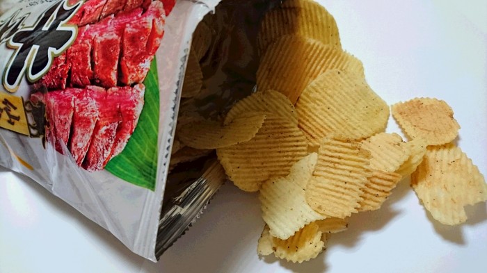 【コンビニ新商品 お菓子】 山芳 ポテトチップス 牛タン味 の巻の写真4