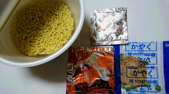 【コンビニ新商品・カップ麺】 マルちゃん ジャンクストーリー 濃厚貝だし味噌 の巻の写真3