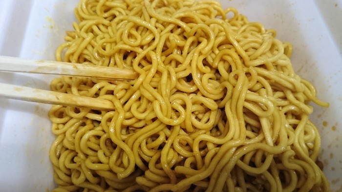 【コンビニ新商品・カップ麺】 エースコック たまごかけ風やきそば まろ旨ソース の巻の写真5