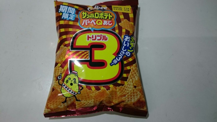 【コンビニ新商品・お菓子】 カルビー サッポロポテト バーべQあじ トリプル3 の巻の写真2