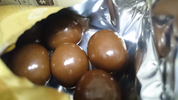 【コンビニ新商品・お菓子】 明治 マカダミア クッキーボール の巻の写真5