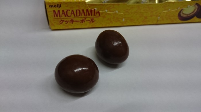 【コンビニ新商品・お菓子】 明治 マカダミア クッキーボール の巻の写真6