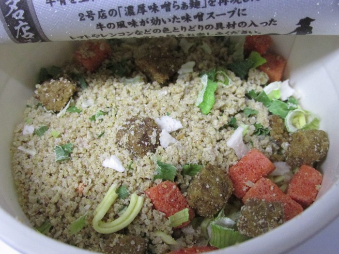 【コンビニ新商品・カップ麺】 日清 有名店 マタドール 濃厚味噌らぁ麺 の巻の写真4