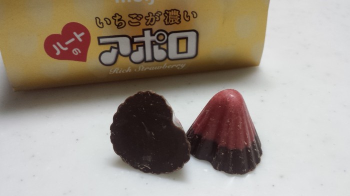 【コンビニ新商品・お菓子】 明治 いちごが濃い大粒ハートのアポロ の巻の写真3