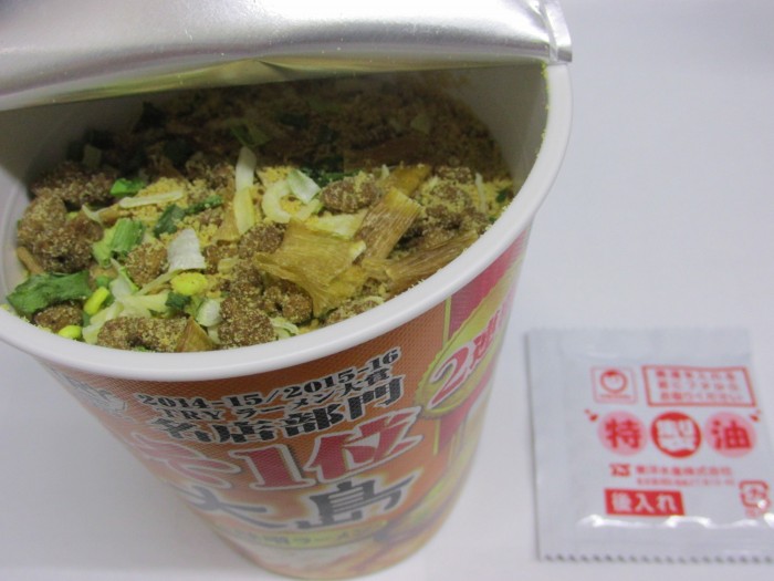 【コンビニ新商品・カップ麺】　マルちゃん　縦型ビッグ　大島　味噌　の巻の写真3