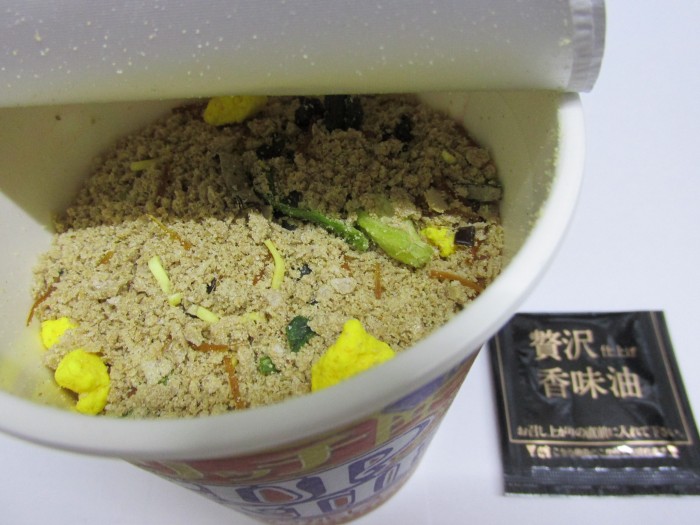 【コンビニ新商品・カップ麺】 日清 カップヌードル リッチ フカヒレスープ の巻の写真3