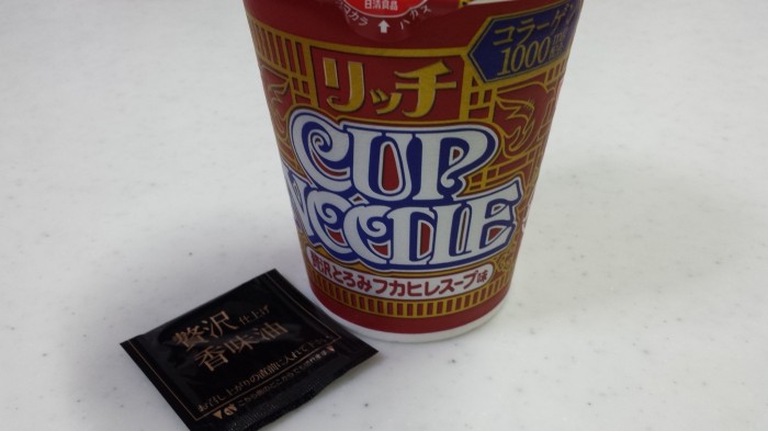 【コンビニ新商品・カップ麺】 日清 カップヌードル リッチ フカヒレスープ の巻の写真2
