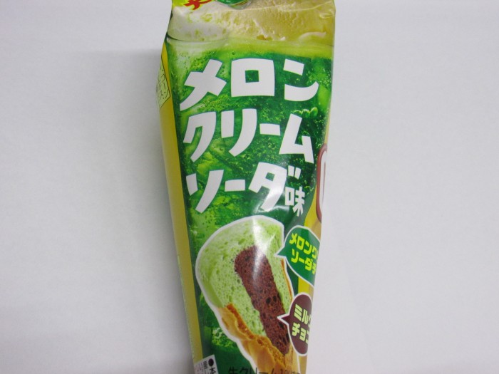 【コンビニ新商品・お菓子】 グリコ ジャイアントカプリコ メロンクリームソーダ味 の巻の写真2