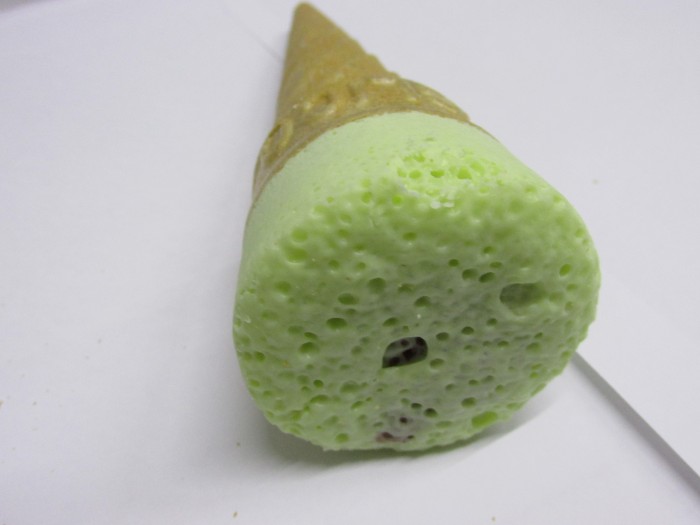 【コンビニ新商品・お菓子】　グリコ　ジャイアントカプリコ　メロンクリームソーダ味　の巻の写真3
