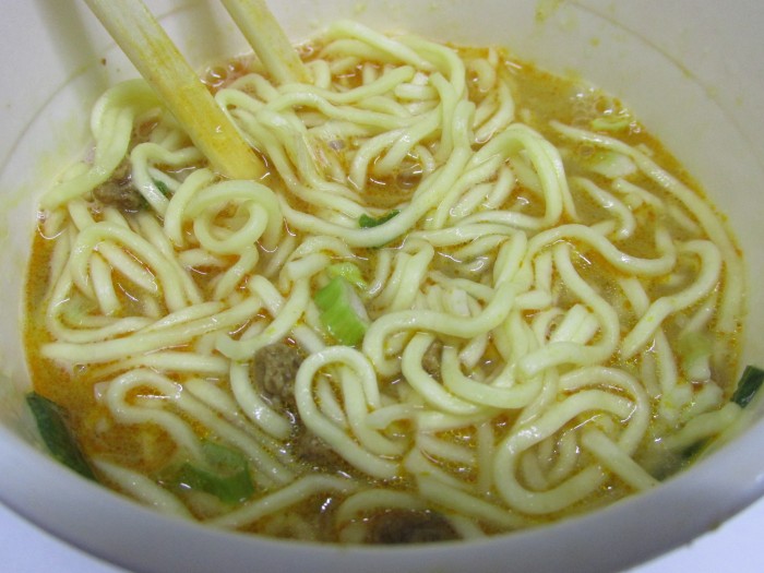 【コンビニ新商品・カップ麺】　日清　有名店　鳴龍　担々麺　の巻の写真4