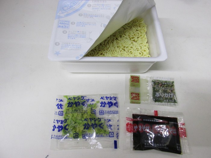 【コンビニ新商品・カップ麺】 まるか食品 ペヨング ソースやきそば の巻の写真3