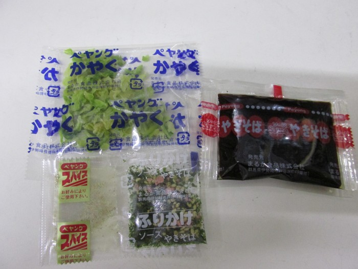 【コンビニ新商品・カップ麺】　まるか食品　ペヨング　ソースやきそば　の巻の写真4