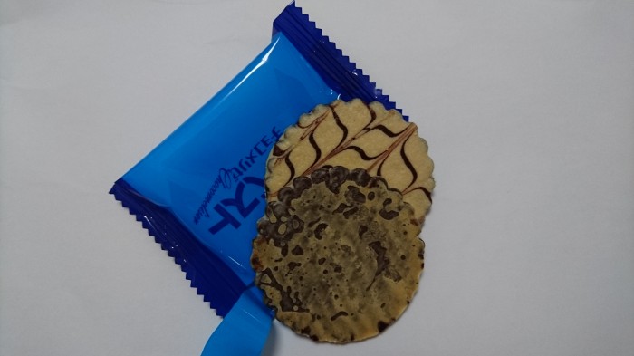 【コンビニ新商品・お菓子】 東ハト ハーベスト チョコメリゼ の巻の写真4