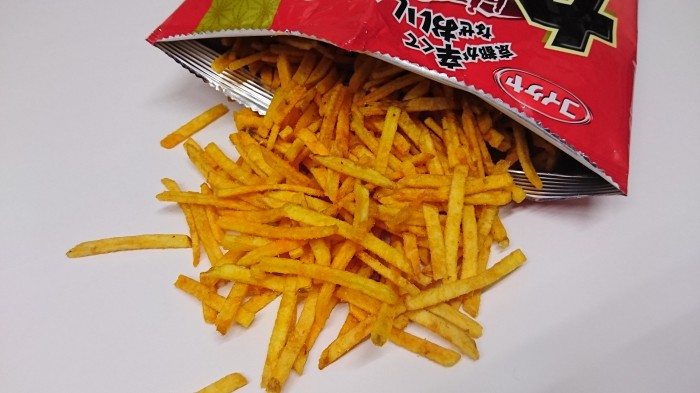 【コンビニ新商品・お菓子】 湖池屋 カラムーチョ ヒーひぃ~チリ味 の巻の写真4