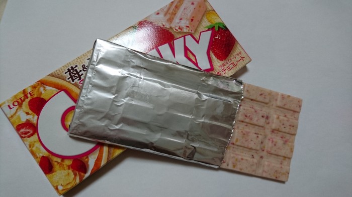 【コンビニ新商品・お菓子】 ロッテ クランキー 苺&シリアル の巻の写真3