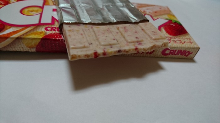 【コンビニ新商品・お菓子】 ロッテ クランキー 苺&シリアル の巻の写真4