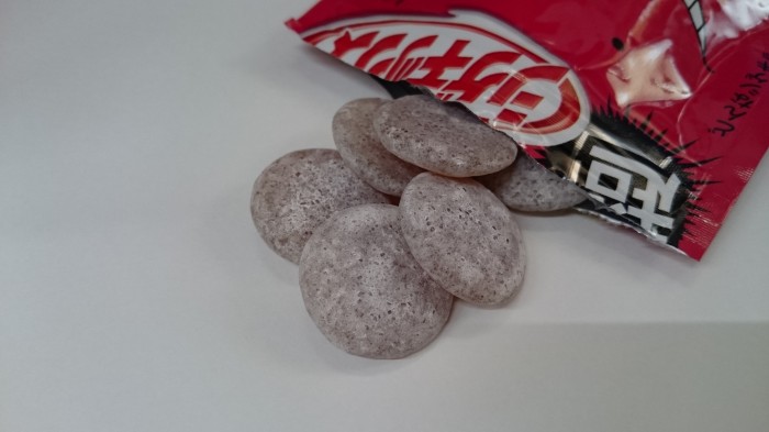 【コンビニ新商品・お菓子】 味覚糖 暗殺教室 超シゲキックス コーラ の巻の写真3