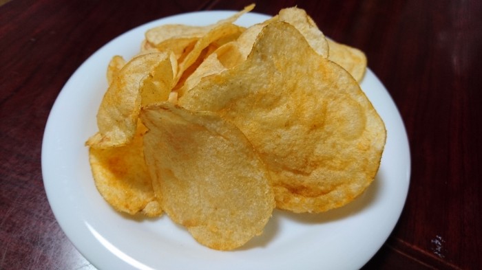【コンビニ新商品・お菓子】 カルビー ポテトチップス バターチキンカレー味 の巻の写真4