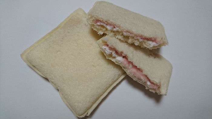 【コンビニのパン】　ヤマザキ　ランチパック   イチゴジャム＆ホイップ　の巻の写真4