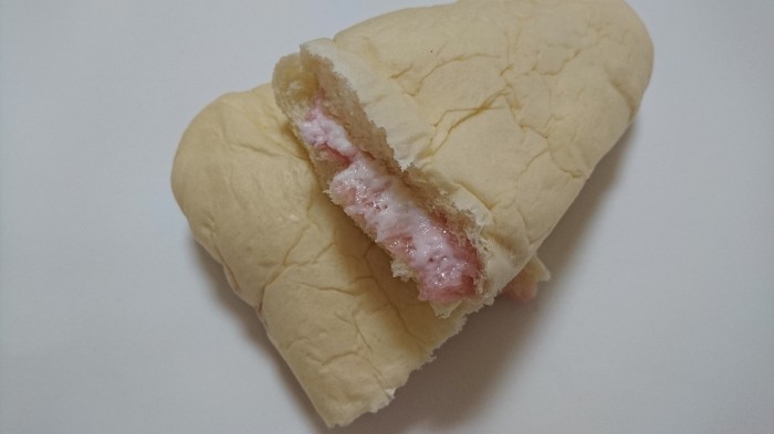 【コンビニのパン】　ヤマザキ　ホワイトコッペパン  イチゴジャム＆ホイップ　の巻の写真4