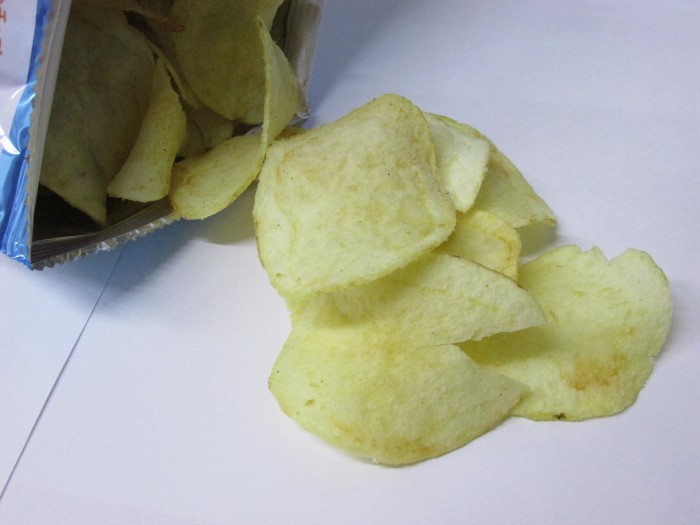 【コンビニ新商品・お菓子】 山芳 ポテトチップス 沖縄の塩わさビーフ の巻の写真5