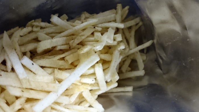 【コンビニ新商品・お菓子】 湖池屋 スティックカラムーチョ ブラックペッパー の巻の写真3