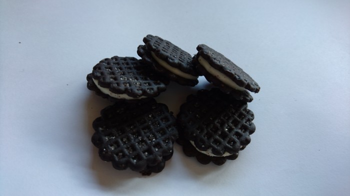 【コンビニ新商品・お菓子】 東ハト ハーベスト チョコサンド バニラチョコ の巻の写真3