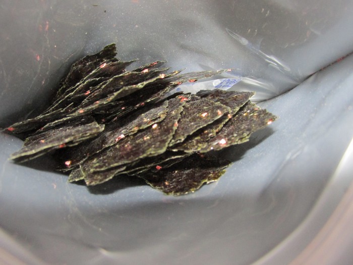 【コンビニ新商品・お菓子】 カンロ 海苔と紀州梅のはさみ焼き の巻の写真3