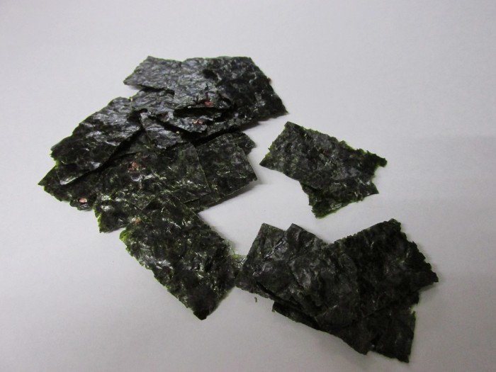 【コンビニ新商品・お菓子】 カンロ 海苔と紀州梅のはさみ焼き の巻の写真4