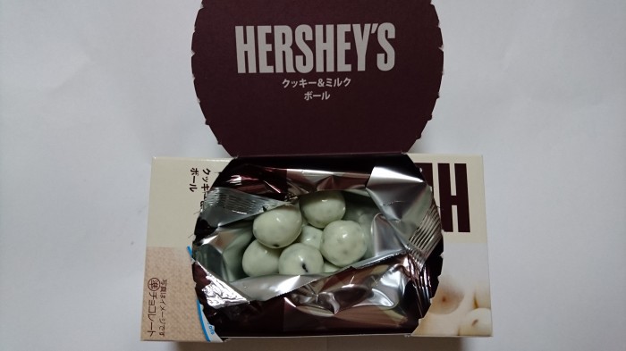 【コンビニ新商品・お菓子】 ロッテ ハーシーボール クッキー&ミルク の巻の写真3